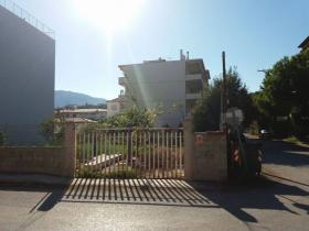 Denize sıfır 665 m2 binalı arsa