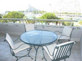 Panoramik deniz ve liman manzaralı, modern tarzda 4 odalı daire