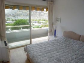 Panoramik deniz ve liman manzaralı, modern tarzda 4 odalı daire