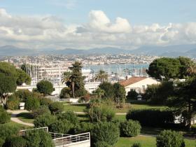 Tamamen yenilenmiş 2 odalı daire - panoramik deniz ve liman manzarası