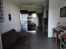 Tamamen yenilenmiş 2 odalı daire - panoramik deniz ve liman manzarası