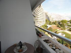 Tamamen yenilenmiş 2 odalı daire - panoramik deniz ve liman manzarası