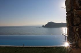 Akdeniz'de eşsiz manzaralı birinci sıradaki lüks villa