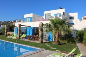 Akdeniz'de eşsiz manzaralı birinci sıradaki lüks villa