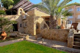 Manzaralı ve Havuzlu Lüks Villa