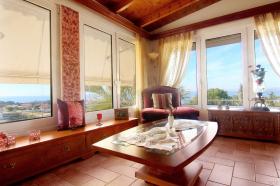 Manzaralı ve Havuzlu Lüks Villa