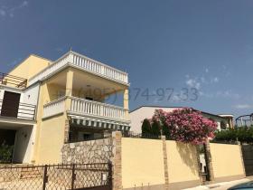 Karadağ Dobra Voda'da deniz manzaralı 209 m2 satılık villa