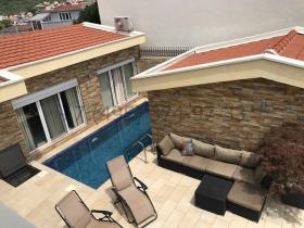 Karadağ Dobra Voda'da deniz manzaralı 209 m2 satılık villa