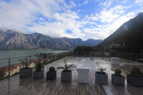 Boka Körfezi yakınında deniz manzaralı satılık daire