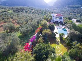 Girit'te deniz ve dağ manzaralı lüks villa