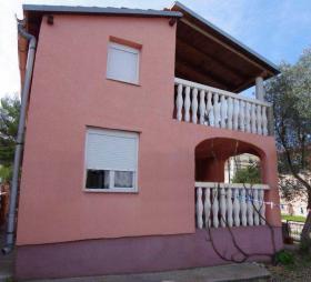 Villa Pasman Adası'nda 2 daireden oluşmaktadır
