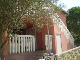 Villa Pasman Adası'nda 2 daireden oluşmaktadır