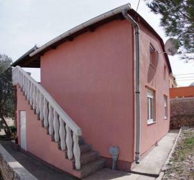 Villa Pasman Adası'nda 2 daireden oluşmaktadır