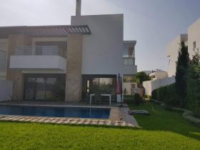 Plage des Nations'da satılık lüks villa