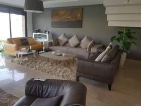 Plage des Nations'da satılık lüks villa