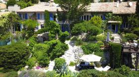 Dünyaca ünlü bahçe, misafirhane ve sanat stüdyosu Le Vallon du Brec