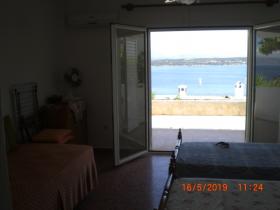 Spetses tarihi adasında nefes kesen deniz manzaralı ev