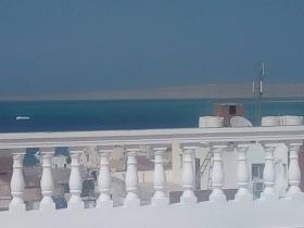 Panoramik deniz manzaralı ve büyük bir terasa sahip daire