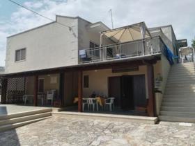 İtalya'da güzel villa, plaja 50 metre, 6 ayrı daire