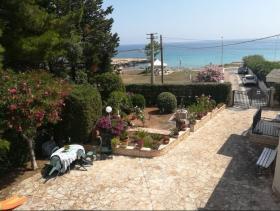 İtalya'da güzel villa, plaja 50 metre, 6 ayrı daire
