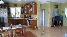 Boryspil'in merkezinde, kilisenin yakınında rahat, sıcak evimi satıyorum