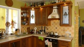 Boryspil'in merkezinde, kilisenin yakınında rahat, sıcak evimi satıyorum