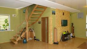 Boryspil'in merkezinde, kilisenin yakınında rahat, sıcak evimi satıyorum