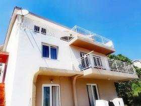 Monténégro'da nefes kesen deniz manzarasına sahip güzel bir ev