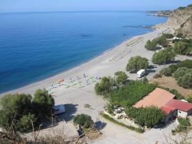 Girit'te sahile yakın kır evi