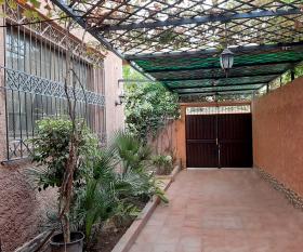 Küçük fonksiyonel villa ve tüm olanaklara yakın