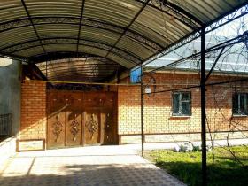 Acil satılık 5 dönüm arsa ile 2 katlı bir ev