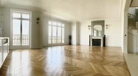 Parlak ve Güzel Panoramik Manzara Lüks Paris Haussmann Stil Daire