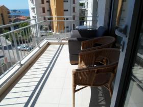 Yüzme havuzlu bir kapı kompleksinde daire