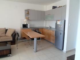 Yüzme havuzlu bir kapı kompleksinde daire