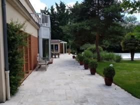 Golf d'Etiolles Club'da yer alan büyük arsa üzerinde villa